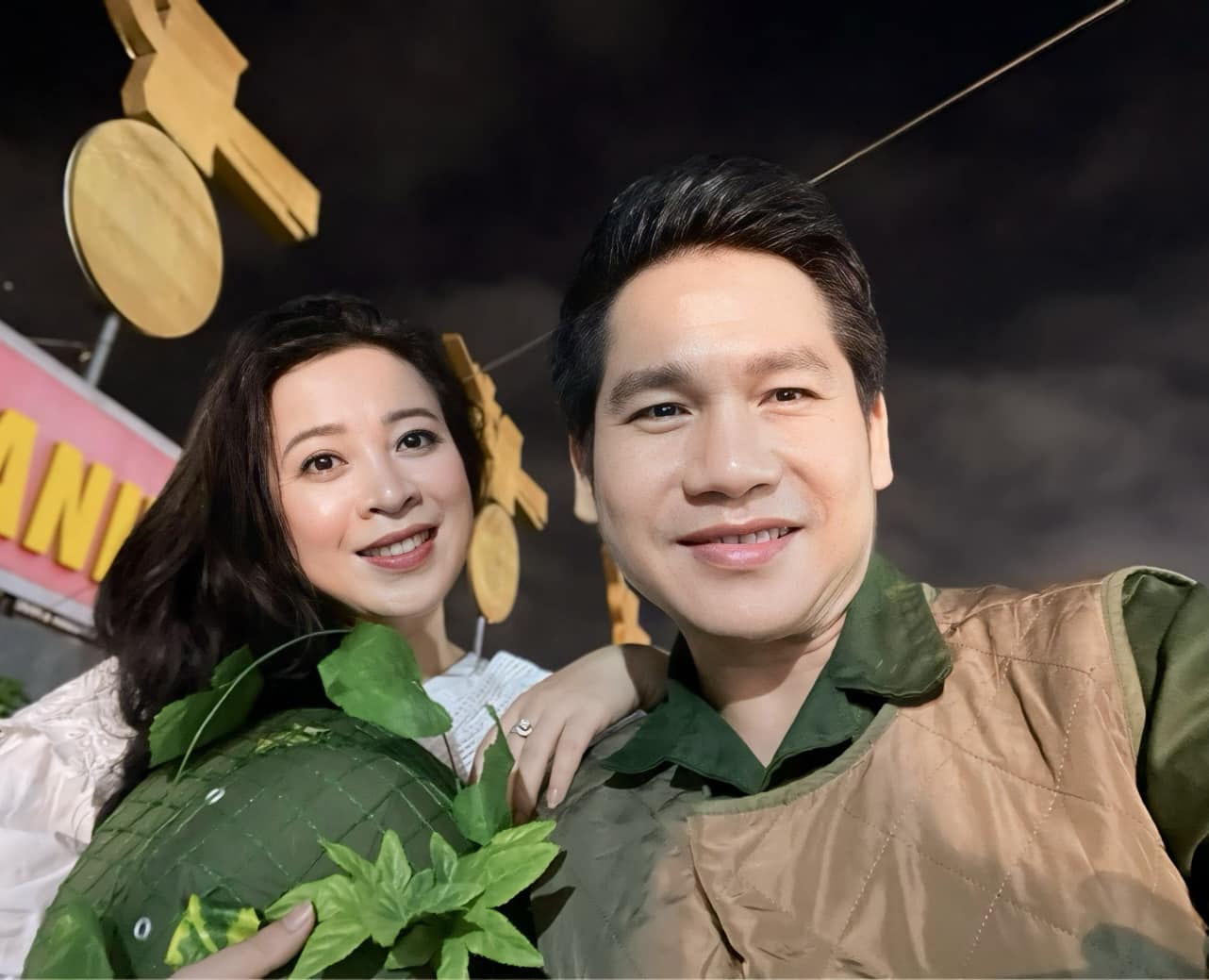 Nhan sắc vợ vừa đẹp, vừa giỏi của "&ocirc;ng ho&agrave;ng nhạc đỏ" đ&igrave;nh đ&aacute;m Việt Nam- Ảnh 1.
