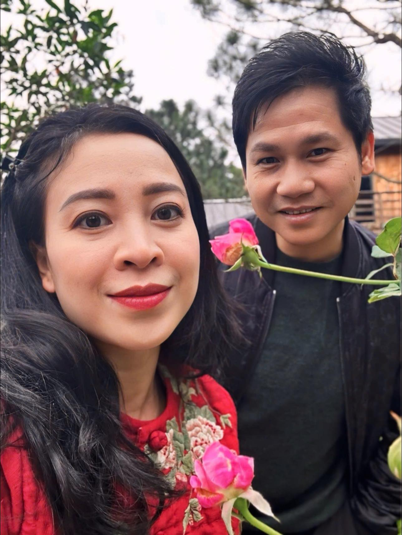 Nhan sắc vợ vừa đẹp, vừa giỏi của "&ocirc;ng ho&agrave;ng nhạc đỏ" đ&igrave;nh đ&aacute;m Việt Nam- Ảnh 7.
