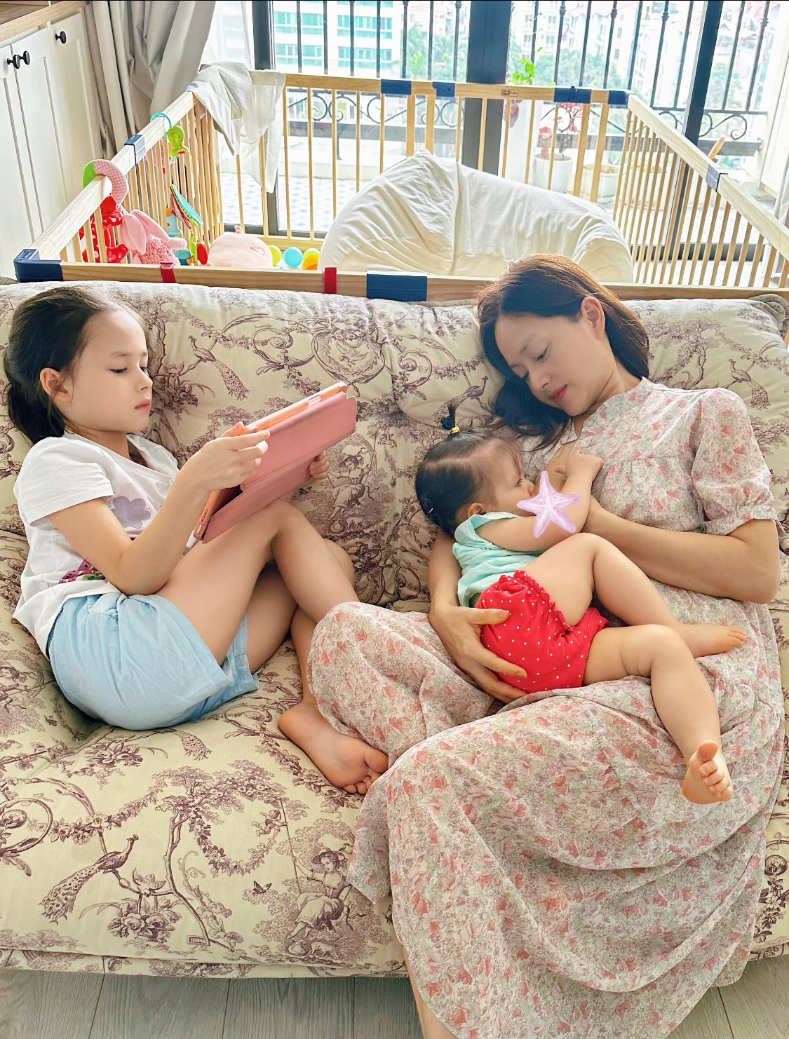 Mẹ đơn th&acirc;n l&agrave; "mỹ nh&acirc;n phim giờ v&agrave;ng", một m&igrave;nh nu&ocirc;i 2 con trong căn nh&agrave; 100m2 gần Hồ T&acirc;y- Ảnh 3.