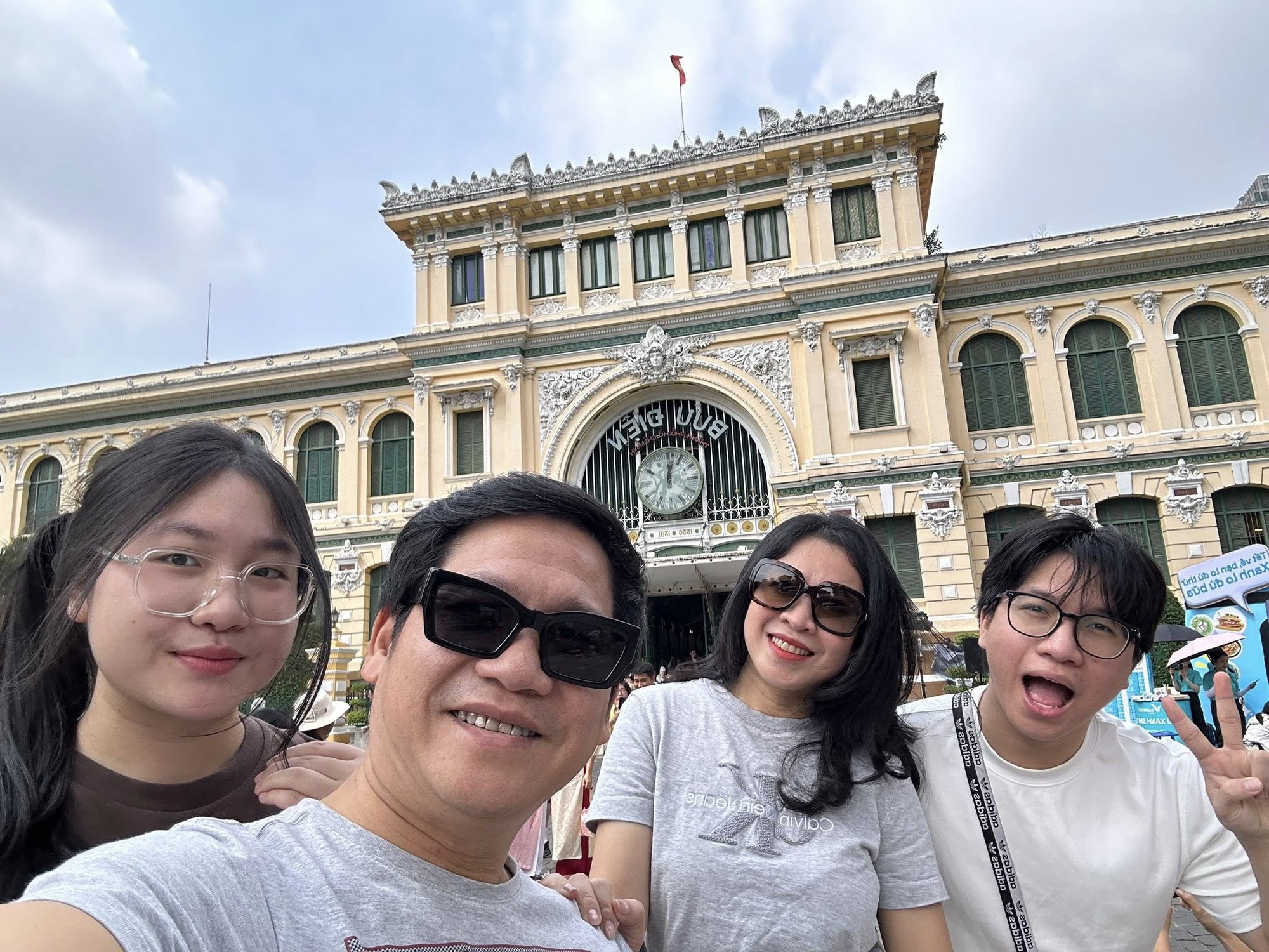 Nhan sắc vợ vừa đẹp, vừa giỏi của "&ocirc;ng ho&agrave;ng nhạc đỏ" đ&igrave;nh đ&aacute;m Việt Nam- Ảnh 8.