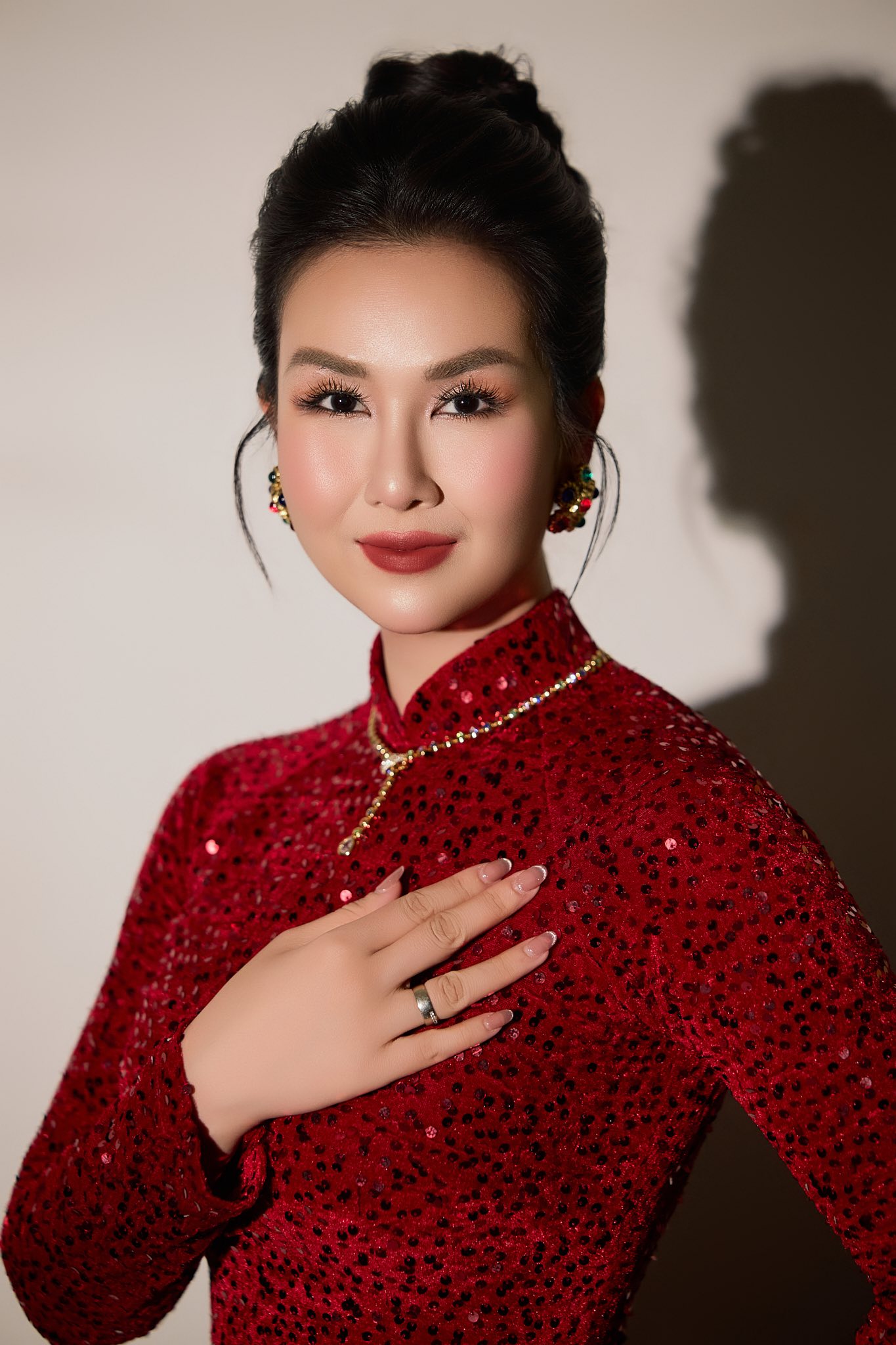 Nữ ca sĩ Việt lấy đại gia Ấn Độ: Khoe con h&aacute;t thu 120 ngh&igrave;n tương t&aacute;c, chồng y&ecirc;u chiều cho tiền tỷ l&agrave;m MV  - Ảnh 8.