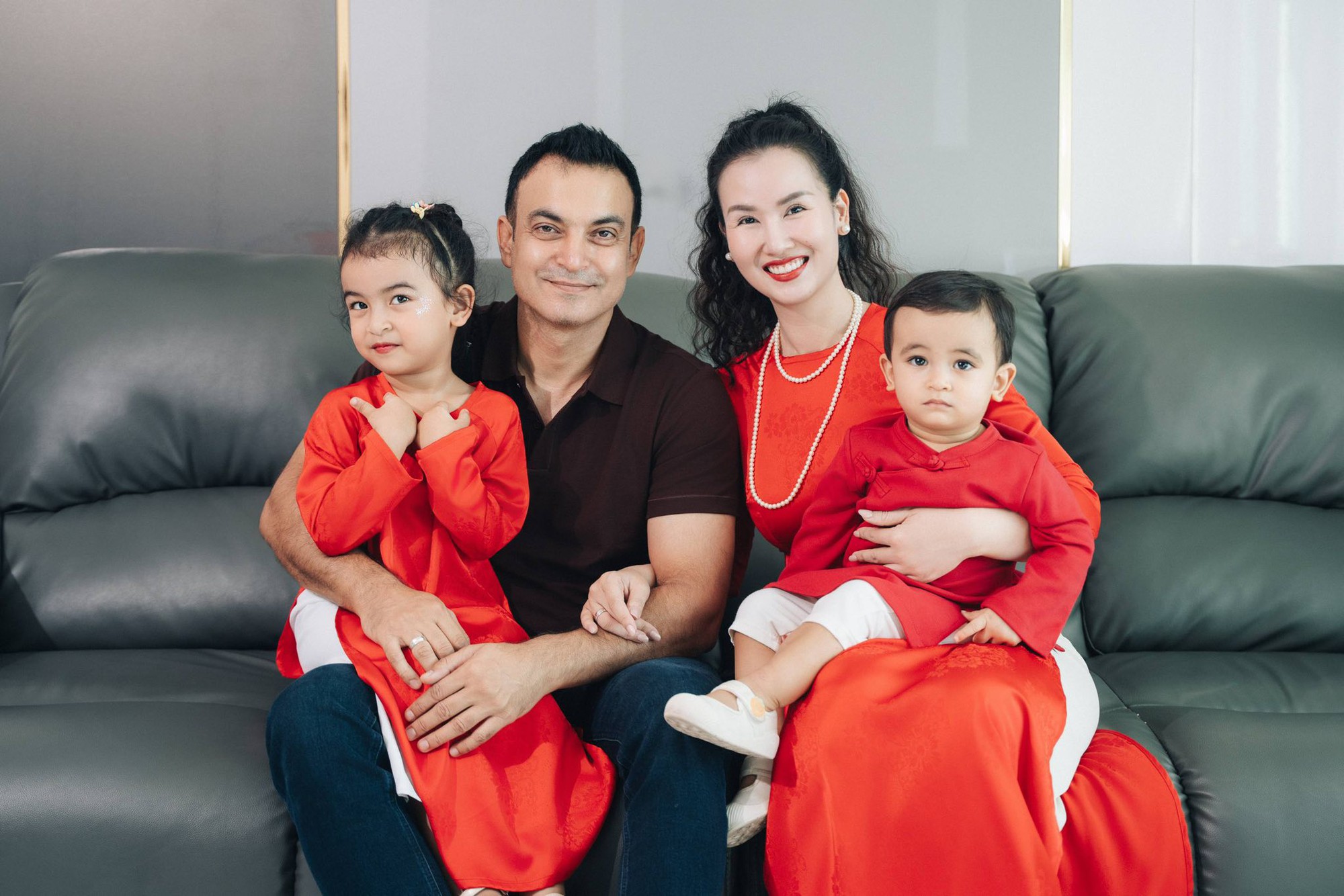 Nữ ca sĩ Việt lấy đại gia Ấn Độ: Khoe con h&aacute;t thu 120 ngh&igrave;n tương t&aacute;c, chồng y&ecirc;u chiều cho tiền tỷ l&agrave;m MV  - Ảnh 1.