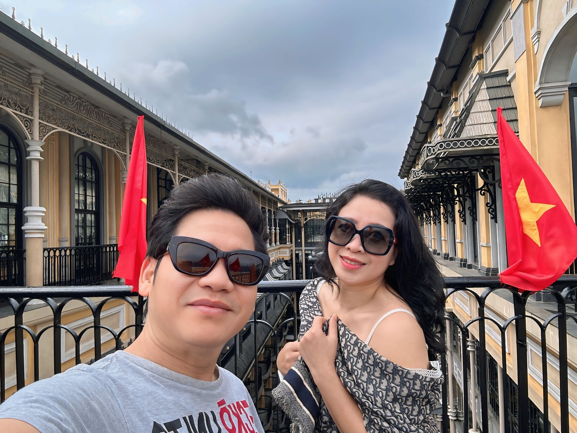 Nhan sắc vợ vừa đẹp, vừa giỏi của "&ocirc;ng ho&agrave;ng nhạc đỏ" đ&igrave;nh đ&aacute;m Việt Nam- Ảnh 2.
