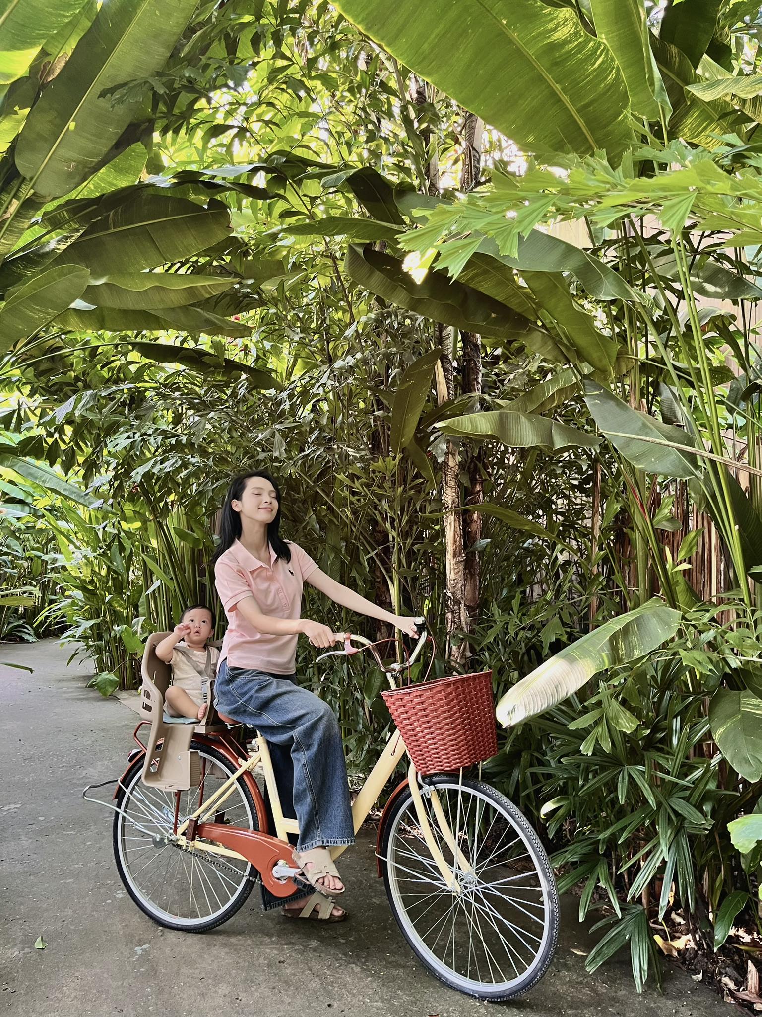 Quỳnh Lương đăng bức ảnh con trai đem 1 thứ về khoe, netizen hốt hoảng: "Bỏ ngay, qu&aacute; nguy hiểm!"- Ảnh 3.