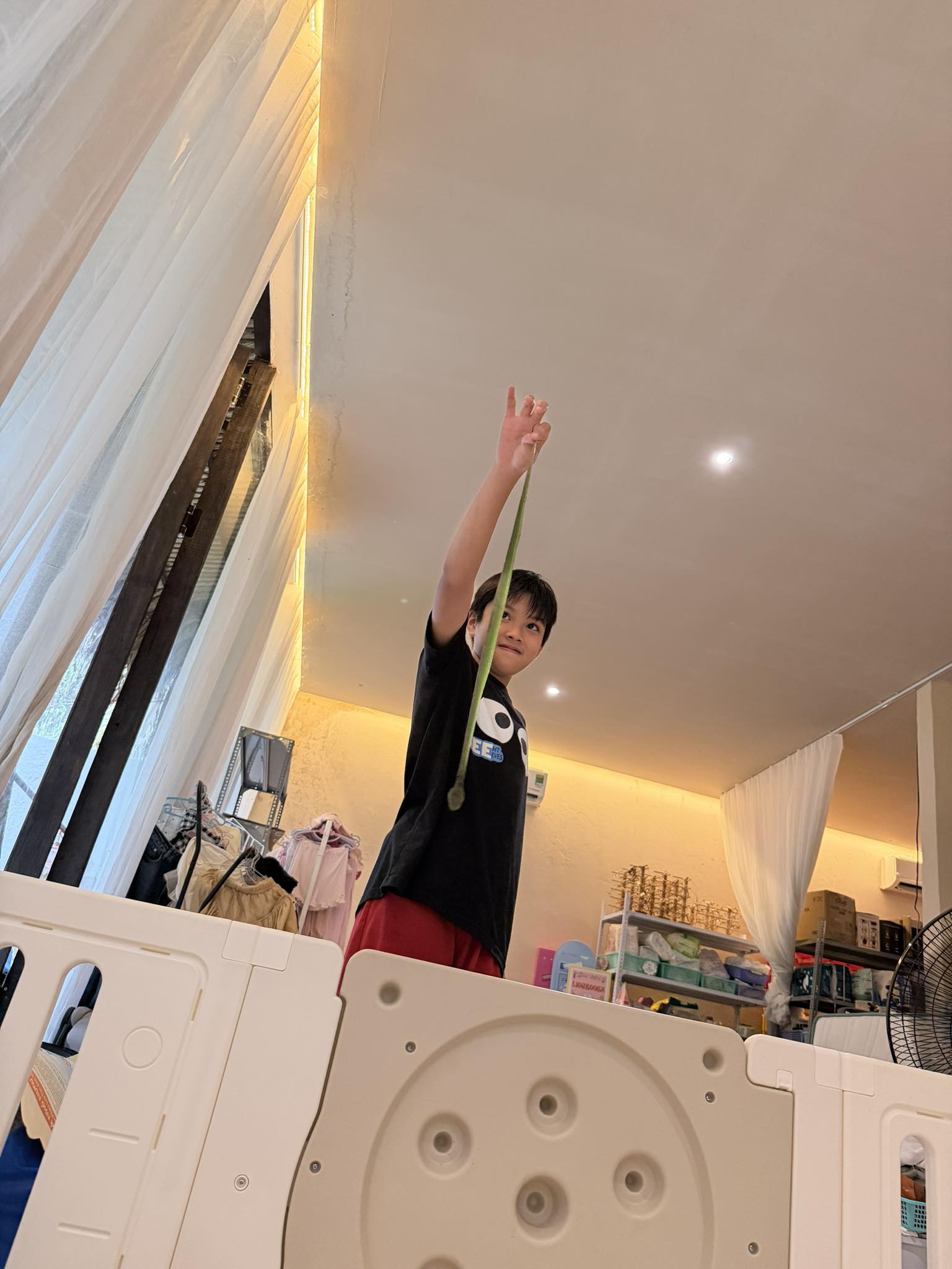 Quỳnh Lương đăng bức ảnh con trai đem 1 thứ về khoe, netizen hốt hoảng: "Bỏ ngay, qu&aacute; nguy hiểm!"- Ảnh 1.