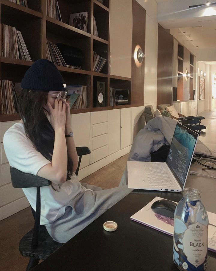 Hội chứng &ldquo;sợ m&agrave;n h&igrave;nh&rdquo;: D&acirc;n văn ph&ograve;ng kh&ocirc;ng d&aacute;m rời mắt khỏi điện thoại, laptop- Ảnh 2.