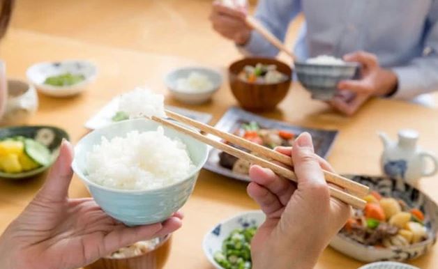 Bỏ ăn cơm suốt nửa năm, người đ&agrave;n &ocirc;ng sốc nặng khi nhận "tin dữ" - Ảnh 2.