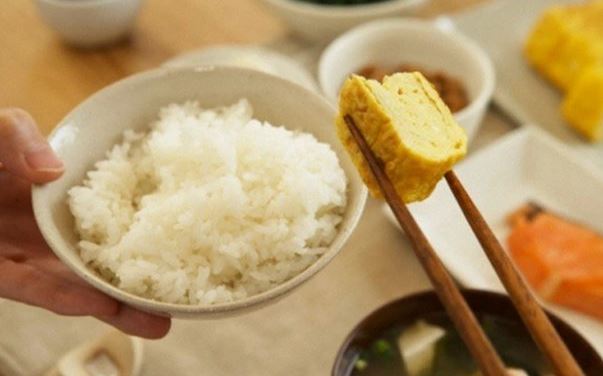 Bỏ ăn cơm suốt nửa năm, người đ&agrave;n &ocirc;ng sốc nặng khi nhận "tin dữ" - Ảnh 1.