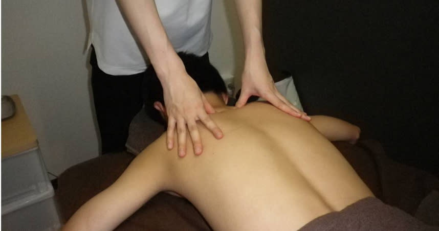Ch&agrave;ng trai 27 tuổi t&ecirc; liệt từ ngực xuống b&agrave;n ch&acirc;n sau khi đi m&aacute;t xa, b&aacute;c sĩ cảnh b&aacute;o: M&aacute;t xa kiểu n&agrave;y ph&aacute; xương, t&agrave;n tật - Ảnh 1.