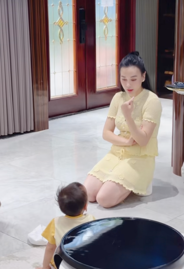 Cặp song sinh nh&agrave; Phương Oanh bước v&agrave;o khủng hoảng tuổi l&ecirc;n 2, vừa kh&oacute;c vừa ăn vạ khiến mẹ bỉm hoa mắt ch&oacute;ng mặt- Ảnh 4.