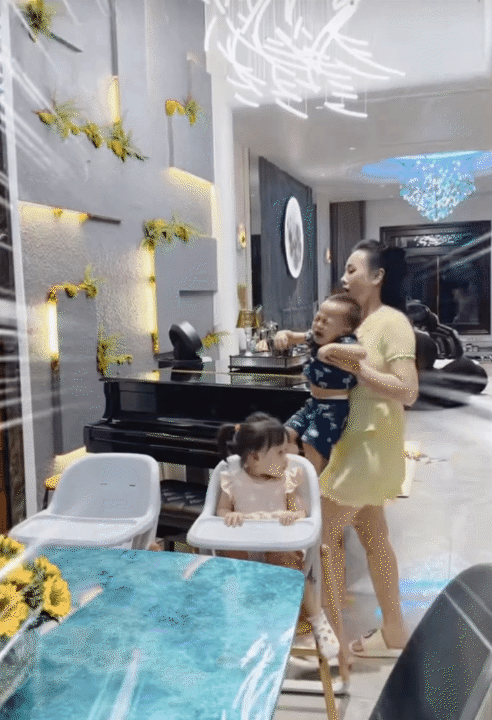 Cặp song sinh nh&agrave; Phương Oanh bước v&agrave;o khủng hoảng tuổi l&ecirc;n 2, vừa kh&oacute;c vừa ăn vạ khiến mẹ bỉm hoa mắt ch&oacute;ng mặt- Ảnh 1.