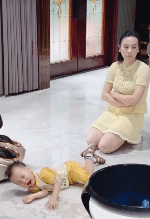 Cặp song sinh nh&agrave; Phương Oanh bước v&agrave;o khủng hoảng tuổi l&ecirc;n 2, vừa kh&oacute;c vừa ăn vạ khiến mẹ bỉm hoa mắt ch&oacute;ng mặt- Ảnh 3.