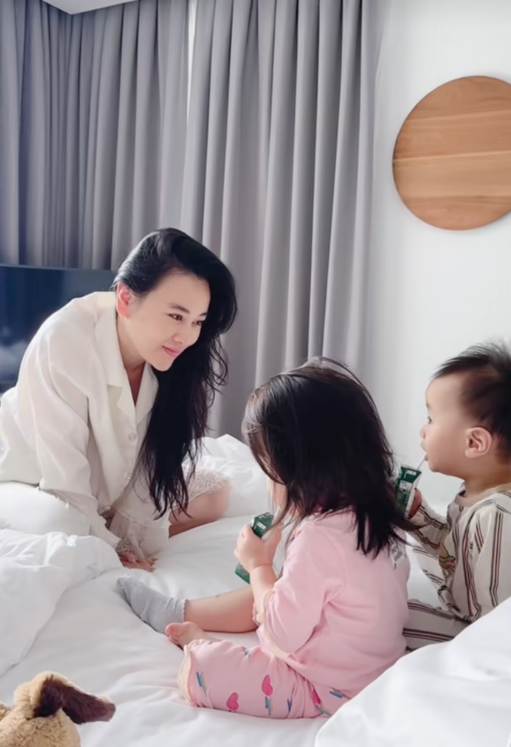Cặp song sinh nh&agrave; Phương Oanh bước v&agrave;o khủng hoảng tuổi l&ecirc;n 2, vừa kh&oacute;c vừa ăn vạ khiến mẹ bỉm hoa mắt ch&oacute;ng mặt- Ảnh 8.