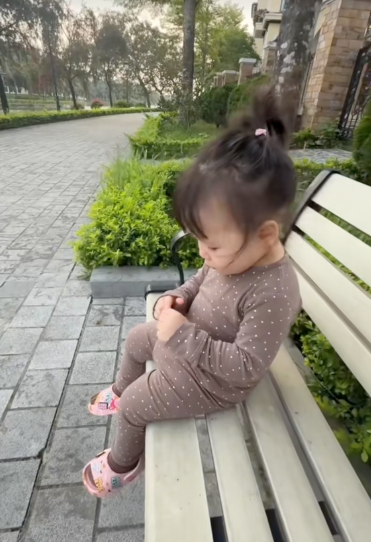 Cặp song sinh nh&agrave; Phương Oanh bước v&agrave;o khủng hoảng tuổi l&ecirc;n 2, vừa kh&oacute;c vừa ăn vạ khiến mẹ bỉm hoa mắt ch&oacute;ng mặt- Ảnh 6.