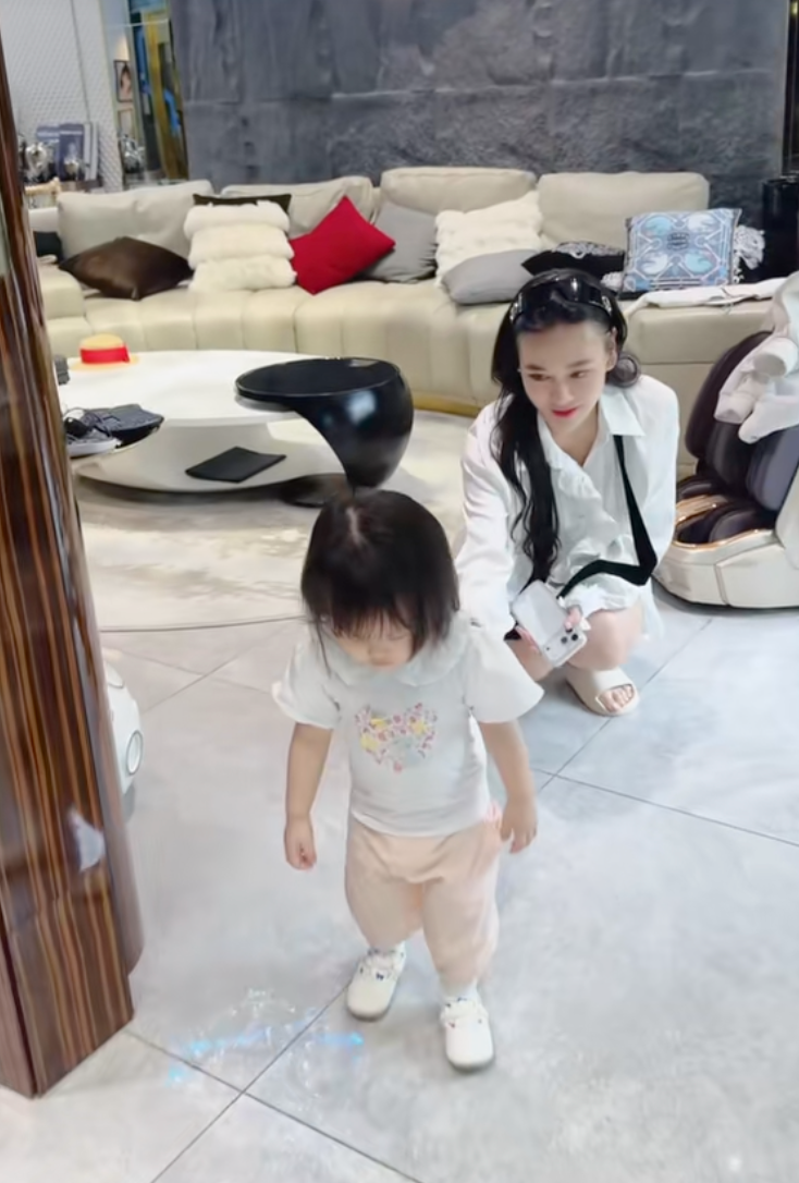 Cặp song sinh nh&agrave; Phương Oanh bước v&agrave;o khủng hoảng tuổi l&ecirc;n 2, vừa kh&oacute;c vừa ăn vạ khiến mẹ bỉm hoa mắt ch&oacute;ng mặt- Ảnh 5.