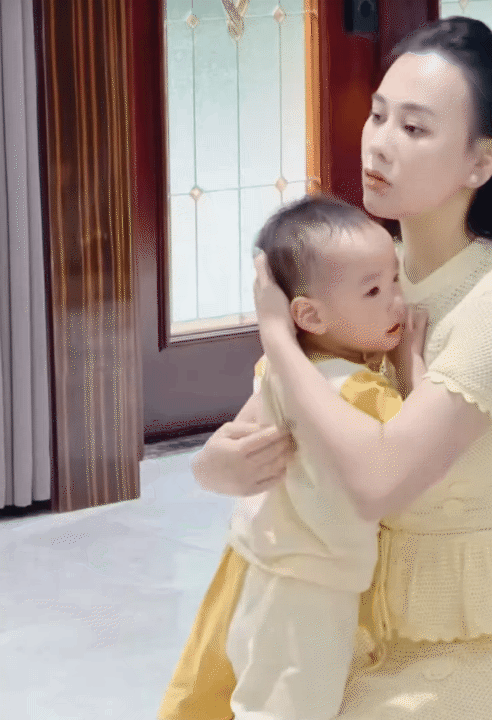 Cặp song sinh nh&agrave; Phương Oanh bước v&agrave;o khủng hoảng tuổi l&ecirc;n 2, vừa kh&oacute;c vừa ăn vạ khiến mẹ bỉm hoa mắt ch&oacute;ng mặt- Ảnh 7.