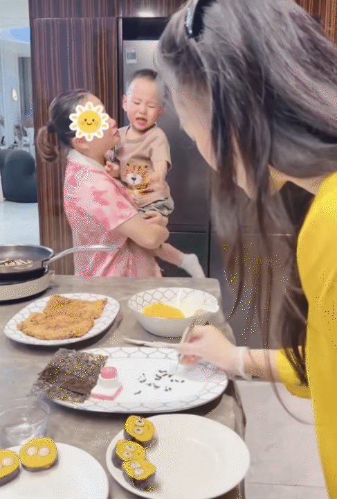 Cặp song sinh nh&agrave; Phương Oanh bước v&agrave;o khủng hoảng tuổi l&ecirc;n 2, vừa kh&oacute;c vừa ăn vạ khiến mẹ bỉm hoa mắt ch&oacute;ng mặt- Ảnh 10.