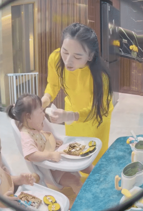 Cặp song sinh nh&agrave; Phương Oanh bước v&agrave;o khủng hoảng tuổi l&ecirc;n 2, vừa kh&oacute;c vừa ăn vạ khiến mẹ bỉm hoa mắt ch&oacute;ng mặt- Ảnh 9.