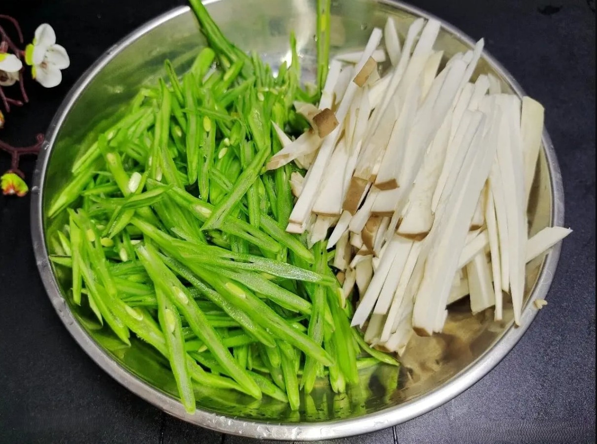 M&oacute;n n&agrave;y rất hợp cho bữa cơm m&ugrave;a h&egrave;, chỉ cần trộn th&ocirc;i  - Ảnh 1.