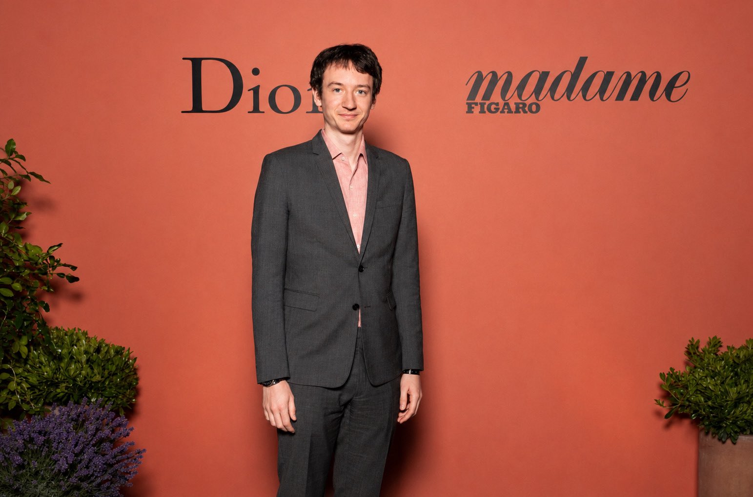 Lisa vừa "lui cung", th&aacute;i tử LVMH đ&atilde; c&oacute; ch&acirc;n d&agrave;i kh&aacute;c thế chỗ: Khung h&igrave;nh định mệnh được diễn lại nhưng kh&ocirc;ng bằng- Ảnh 2.