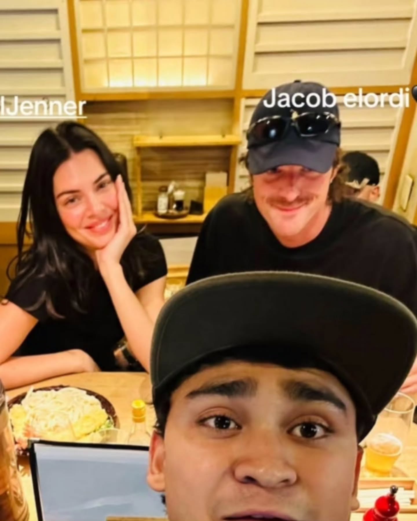 Kendall Jenner c&ugrave;ng "ch&agrave;ng thơ" mới chụp ảnh với cả nước Nhật mất th&ocirc;i!- Ảnh 2.