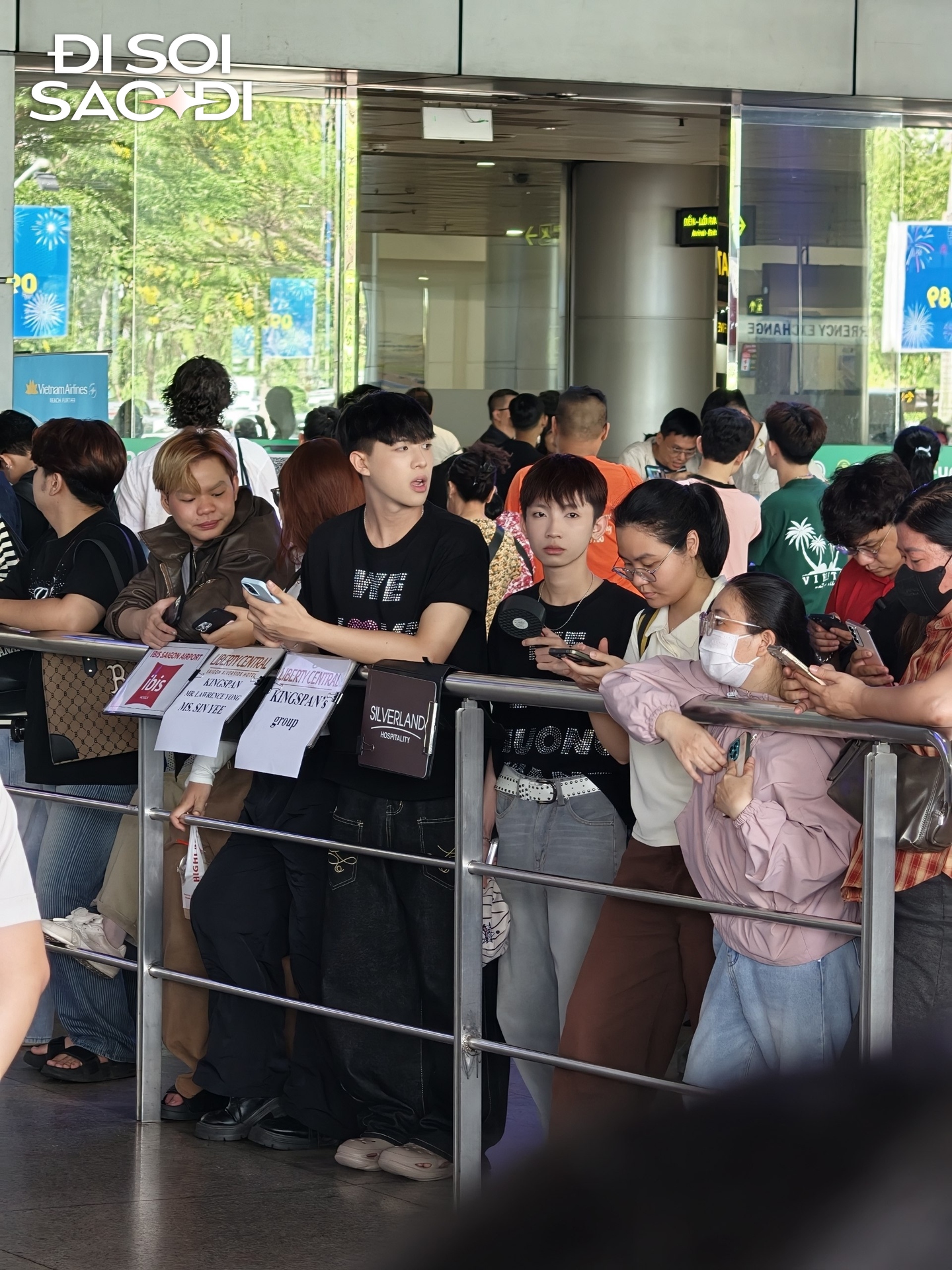 Cập nhật từ s&acirc;n bay T&acirc;n Sơn Nhất: H&agrave;ng trăm fan xếp h&agrave;ng chờ Hương Giang về nước sau đăng quang &Aacute; hậu 2 Miss Grand- Ảnh 2.