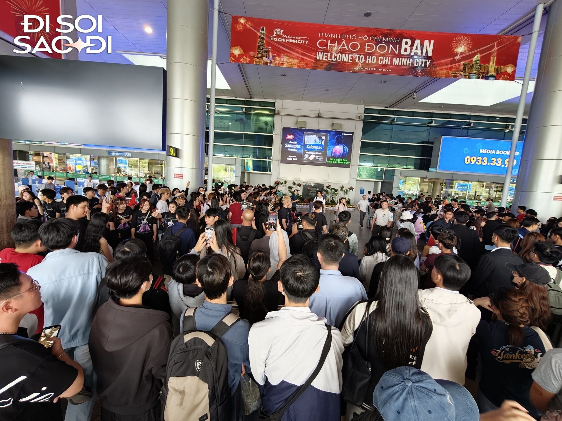 Cập nhật từ s&acirc;n bay T&acirc;n Sơn Nhất: H&agrave;ng trăm fan xếp h&agrave;ng chờ Hương Giang về nước sau đăng quang &Aacute; hậu 2 Miss Grand- Ảnh 1.