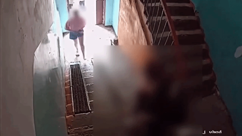 G&atilde; đ&agrave;n &ocirc;ng định bắt c&oacute;c b&eacute; g&aacute;i 5 tuổi, camera ở hiện trường ghi lại cảnh tượng kh&oacute; tin - Ảnh 3.