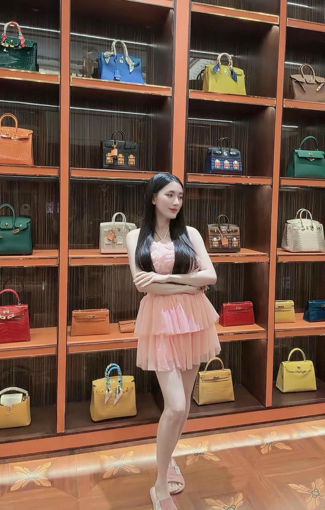 Miền T&acirc;y c&oacute; 1 nh&acirc;n vật chơi kim cương, đồ hiệu đổ đống: Cuộc sống hiện tại trong l&acirc;u đ&agrave;i 2 mặt tiền, diện t&iacute;ch 1.000m2- Ảnh 7.