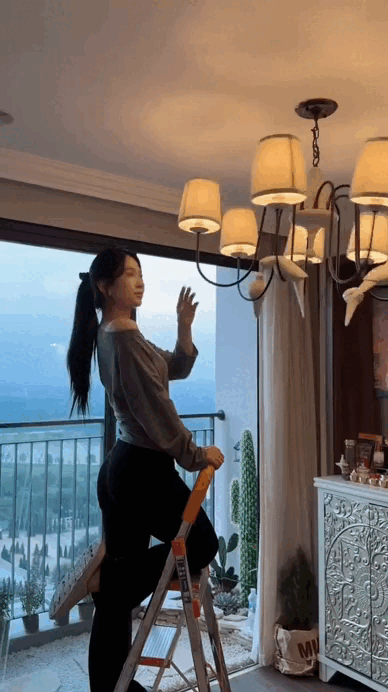L&ecirc; Bống quyết kh&ocirc;ng bỏ s&oacute;t ng&agrave;nh nghề n&agrave;o: L&agrave;m từ MC, diễn vi&ecirc;n đến kiến tr&uacute;c sư, tạc tượng - Ảnh 10.