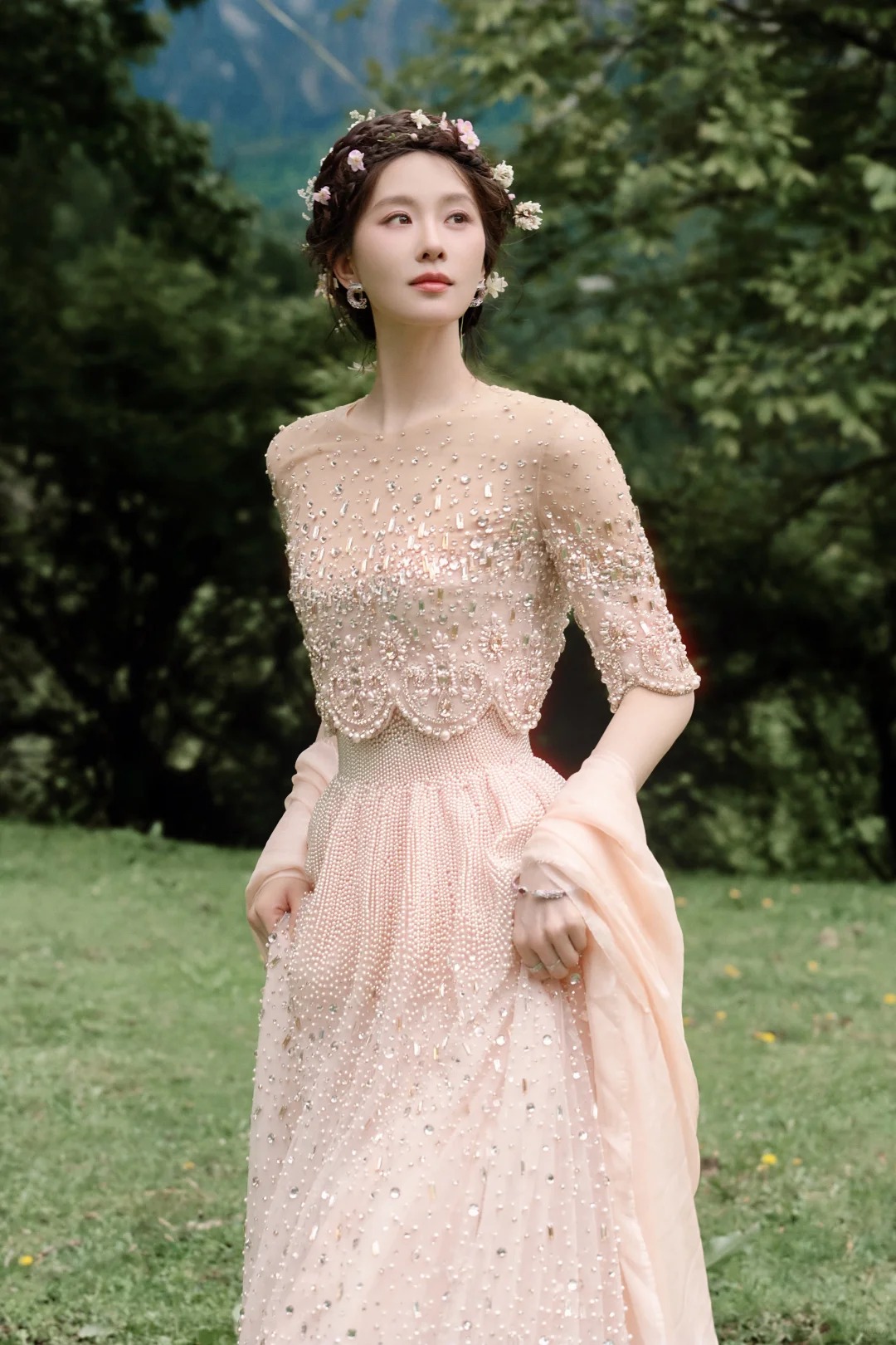 Bức ảnh b&oacute;c trần việc photoshop qu&aacute; đ&agrave; để c&oacute; visual ti&ecirc;n tử của Lưu Thi Thi- Ảnh 3.