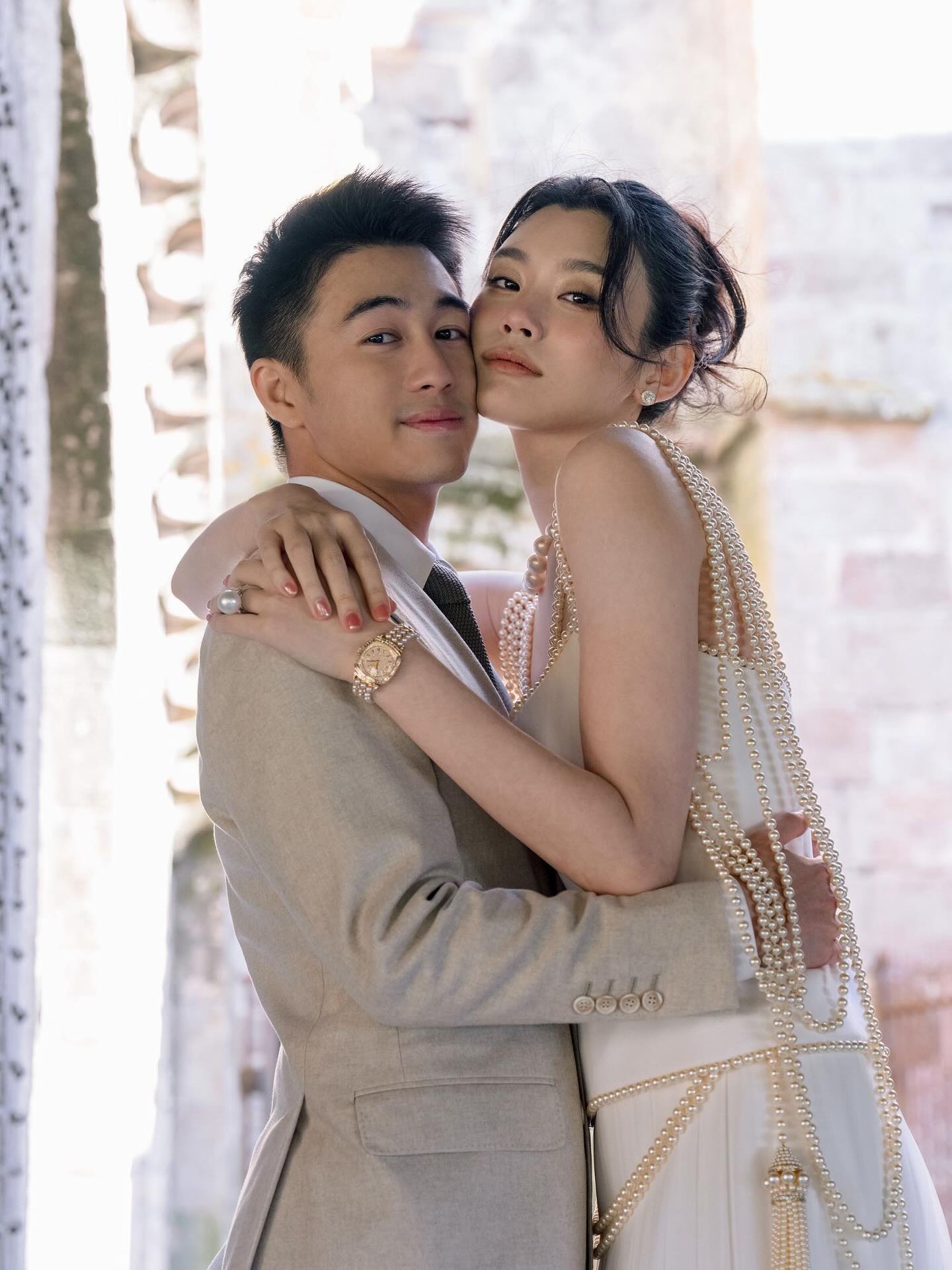 Chiếc v&aacute;y Chanel v&agrave; sợi ngọc trai gia bảo của mẹ chồng: Đ&aacute;m cưới của gia tộc họ H&agrave; ch&iacute;nh l&agrave; m&agrave;n ph&ocirc; diễn "văn h&oacute;a h&agrave;o m&ocirc;n"- Ảnh 4.
