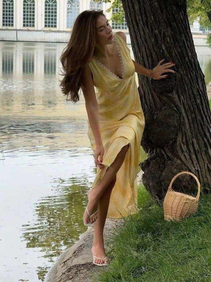 M&ugrave;a h&egrave; n&agrave;y, v&aacute;y tea dress m&agrave; phối c&ugrave;ng "đ&ocirc;i sandal n&agrave;y" th&igrave; vừa xinh vừa sang, n&agrave;ng n&agrave;o diện cũng cuốn- Ảnh 20.