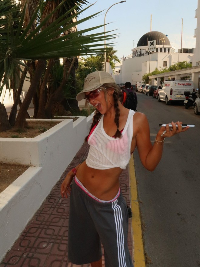 M&ugrave;a h&egrave; 2026 c&oacute; một "luật ngầm" khi mặc bikini m&agrave; ai cũng đang l&agrave;m theo- Ảnh 6.