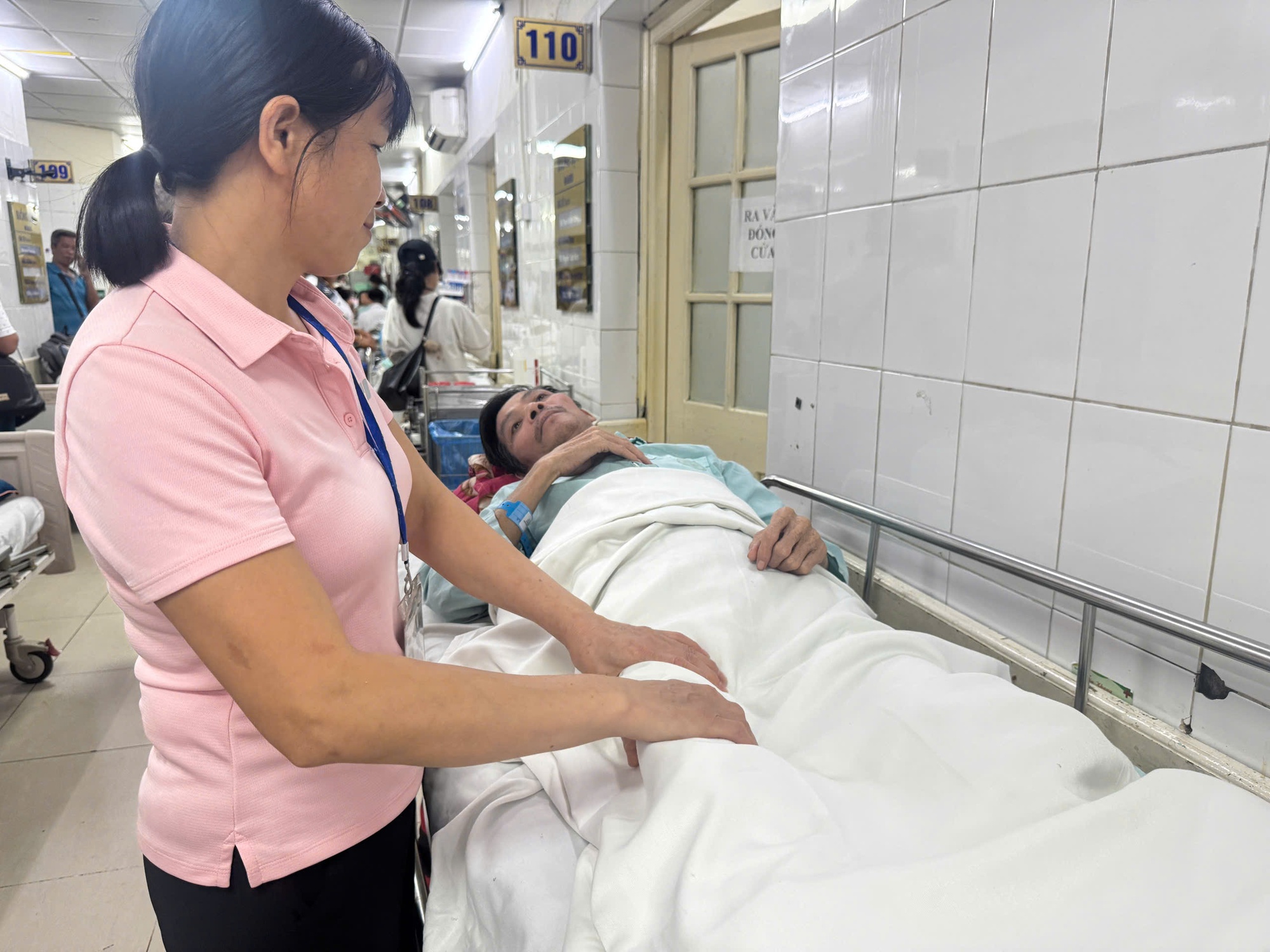 Tai nạn bất ngờ đẩy gia đ&igrave;nh ngh&egrave;o v&agrave;o đường c&ugrave;ng: "T&ocirc;i chỉ mong chồng c&ograve;n hy vọng để con c&ograve;n c&oacute; bố"- Ảnh 2.