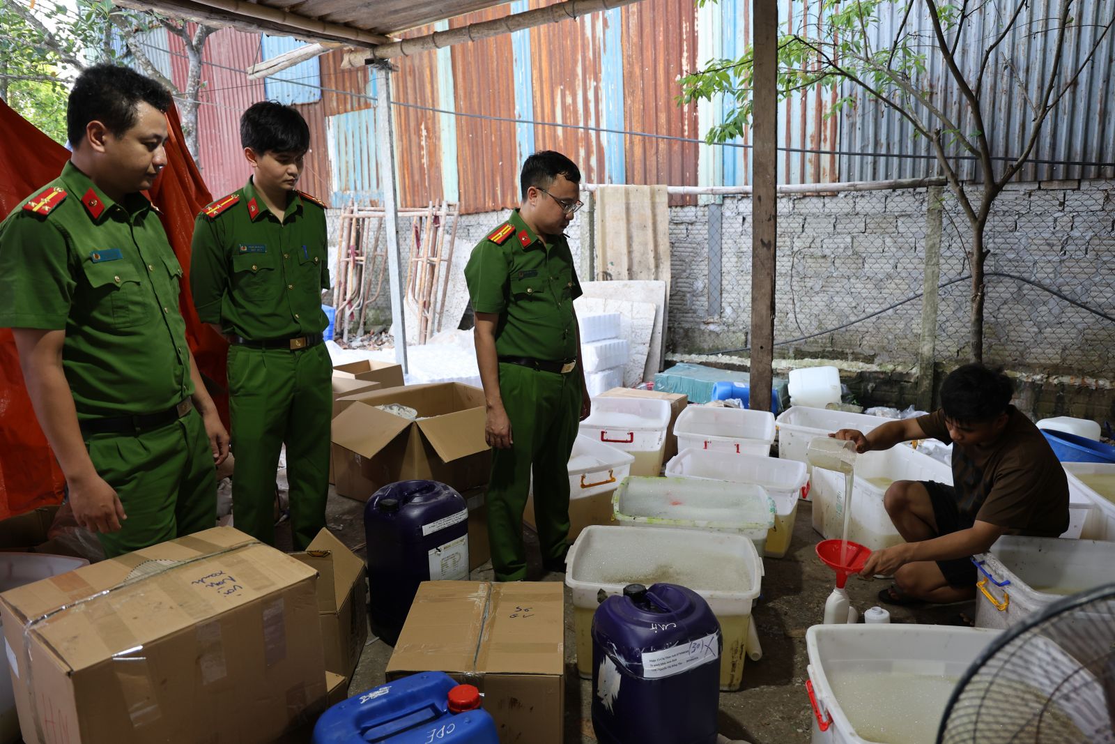 Cận cảnh xưởng sản xuất sữa tắm, dầu gội giả tại Ninh B&igrave;nh, thu giữ gần 30.000 sản phẩm: Khởi tố Phạm Thị Thảo SN 1993 v&agrave; Lương Văn Khải SN 2007- Ảnh 3.
