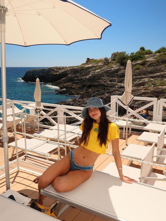 M&ugrave;a h&egrave; 2026 c&oacute; một "luật ngầm" khi mặc bikini m&agrave; ai cũng đang l&agrave;m theo- Ảnh 3.
