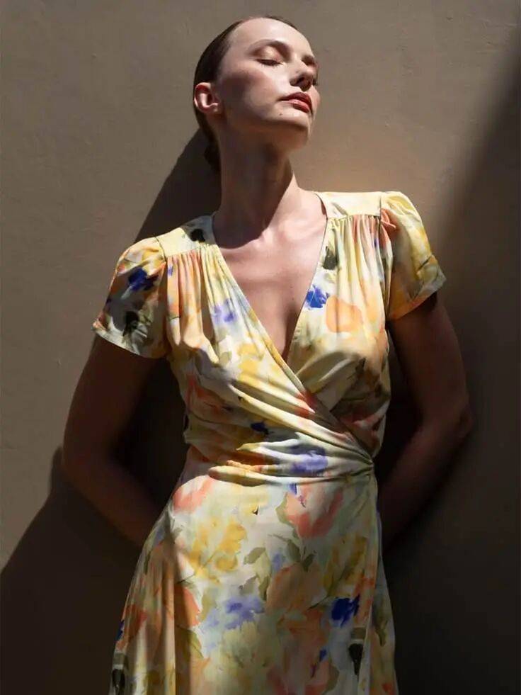 M&ugrave;a h&egrave; n&agrave;y, v&aacute;y tea dress m&agrave; phối c&ugrave;ng "đ&ocirc;i sandal n&agrave;y" th&igrave; vừa xinh vừa sang, n&agrave;ng n&agrave;o diện cũng cuốn- Ảnh 3.
