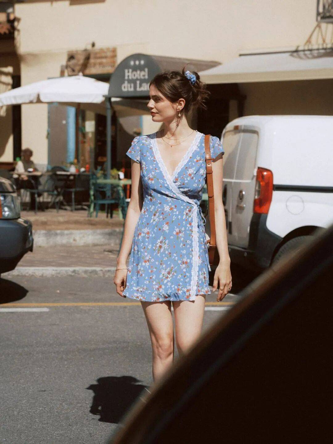 M&ugrave;a h&egrave; n&agrave;y, v&aacute;y tea dress m&agrave; phối c&ugrave;ng "đ&ocirc;i sandal n&agrave;y" th&igrave; vừa xinh vừa sang, n&agrave;ng n&agrave;o diện cũng cuốn- Ảnh 2.