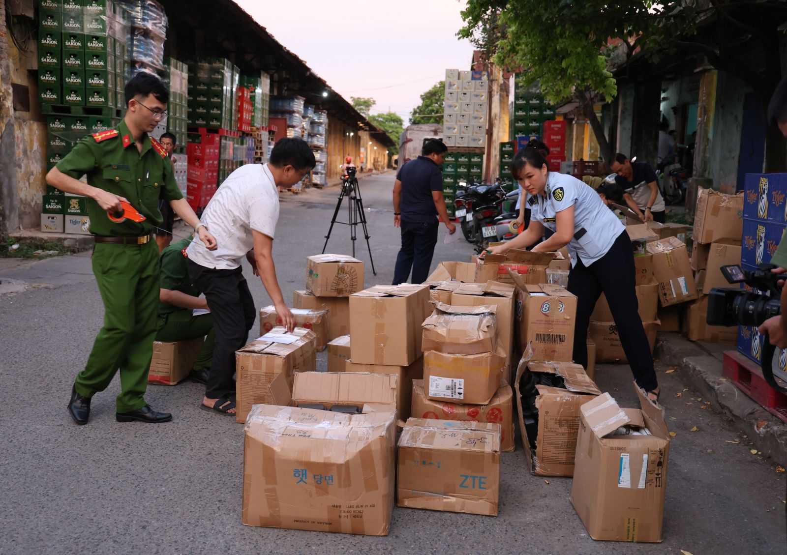Cận cảnh xưởng sản xuất sữa tắm, dầu gội giả tại Ninh B&igrave;nh, thu giữ gần 30.000 sản phẩm: Khởi tố Phạm Thị Thảo SN 1993 v&agrave; Lương Văn Khải SN 2007- Ảnh 5.