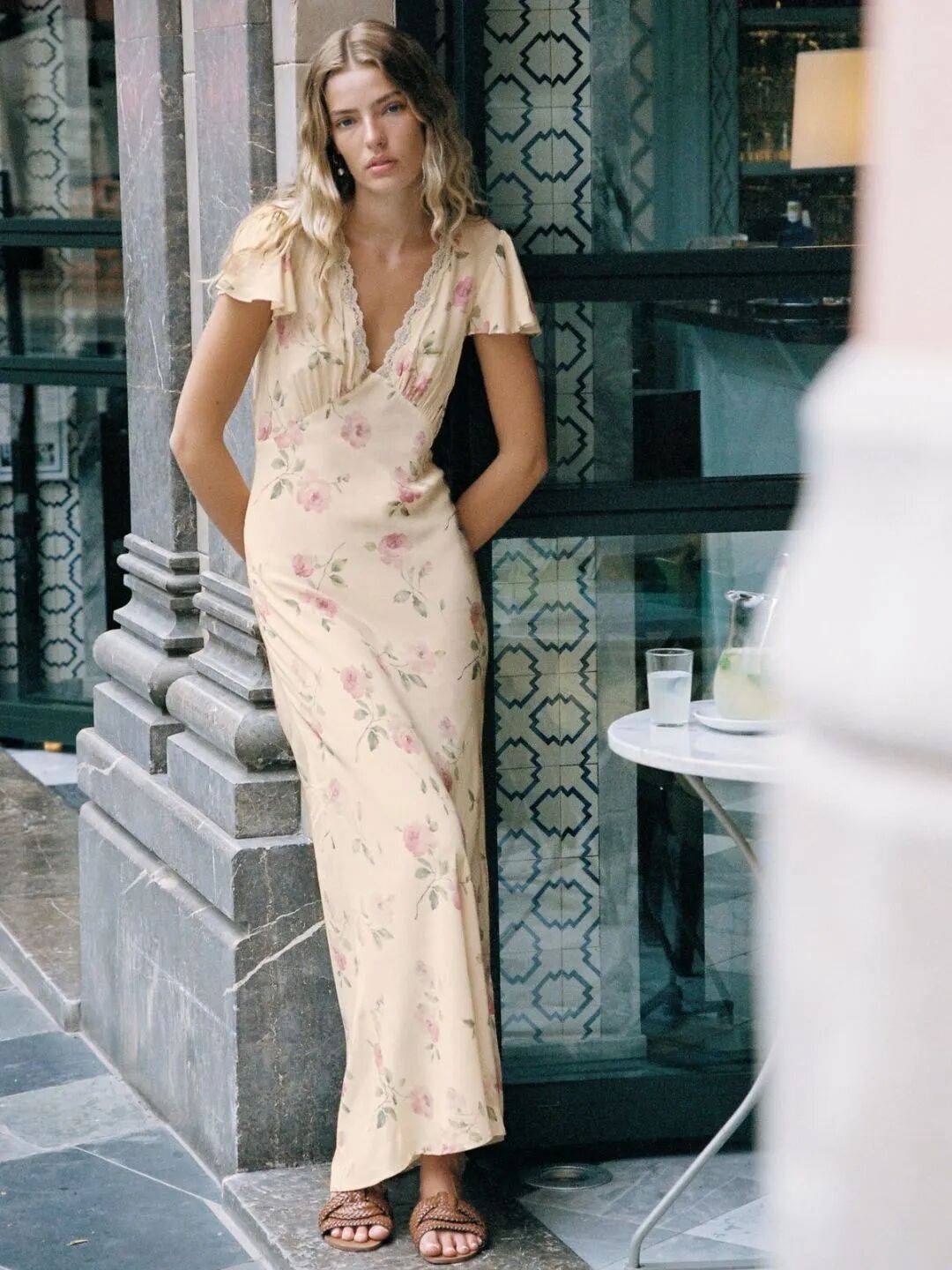 M&ugrave;a h&egrave; n&agrave;y, v&aacute;y tea dress m&agrave; phối c&ugrave;ng "đ&ocirc;i sandal n&agrave;y" th&igrave; vừa xinh vừa sang, n&agrave;ng n&agrave;o diện cũng cuốn- Ảnh 5.
