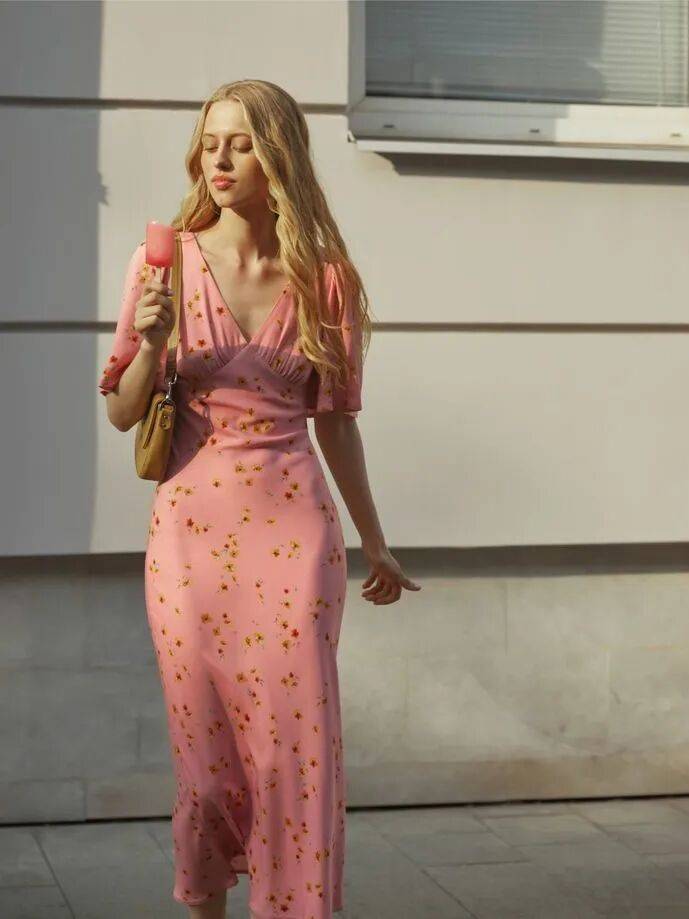M&ugrave;a h&egrave; n&agrave;y, v&aacute;y tea dress m&agrave; phối c&ugrave;ng "đ&ocirc;i sandal n&agrave;y" th&igrave; vừa xinh vừa sang, n&agrave;ng n&agrave;o diện cũng cuốn- Ảnh 1.