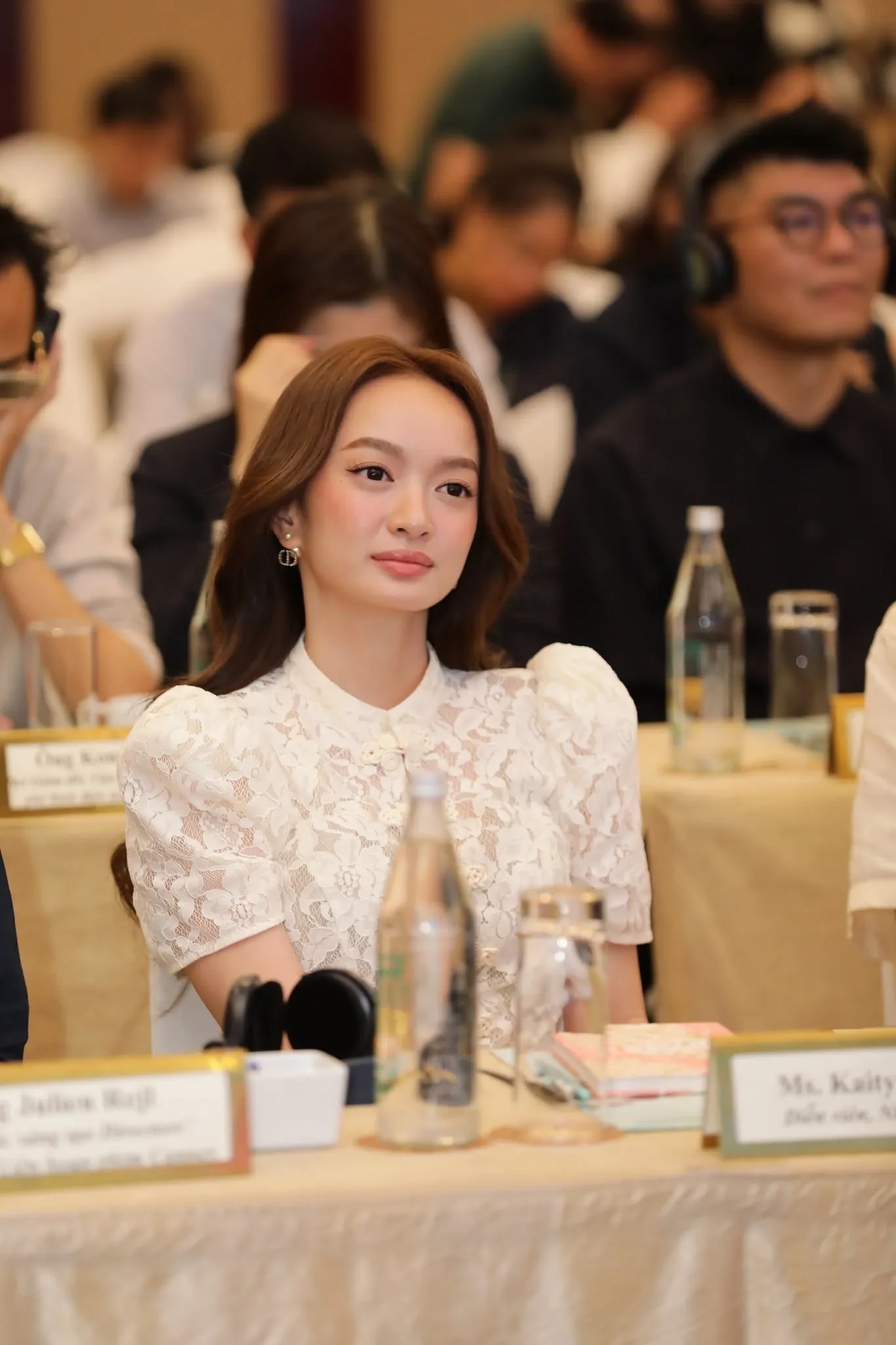 Nh&igrave;n ngọc nữ Vbiz mới biết h&agrave;o quang v&ocirc; hạn l&agrave; g&igrave;: Visual sang xịn tới n&oacute;c, nghe đến c&aacute;t x&ecirc; m&agrave; cho&aacute;ng v&aacute;ng- Ảnh 4.