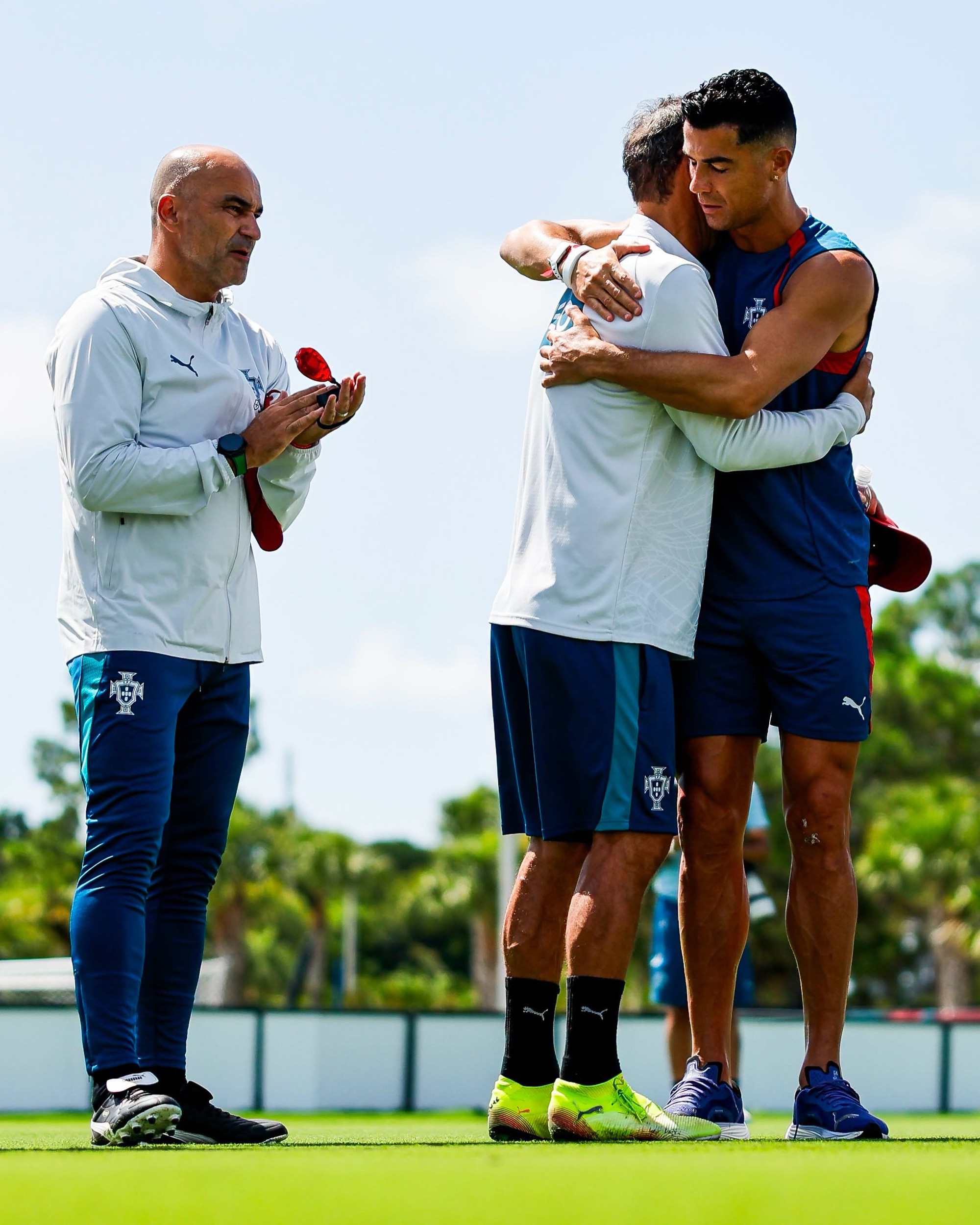 Khoảnh khắc Ronaldo xúc động, ôm chặt chia buồn với nỗi đau mất cha của trợ lý HLV Bồ Đào Nha- Ảnh 3.