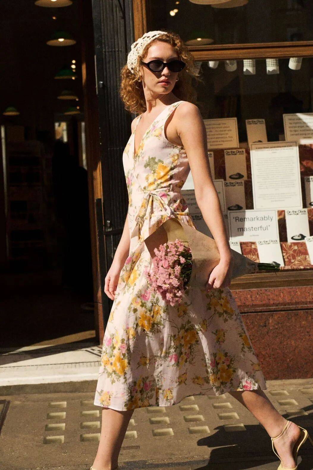 M&ugrave;a h&egrave; n&agrave;y, v&aacute;y tea dress m&agrave; phối c&ugrave;ng "đ&ocirc;i sandal n&agrave;y" th&igrave; vừa xinh vừa sang, n&agrave;ng n&agrave;o diện cũng cuốn- Ảnh 12.