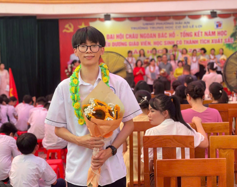 Từng l&agrave; cậu b&eacute; lang thang, "mồ c&ocirc;i", nam sinh viết n&ecirc;n kỳ t&iacute;ch với ng&ocirc;i thủ khoa trường chuy&ecirc;n - Ảnh 2.