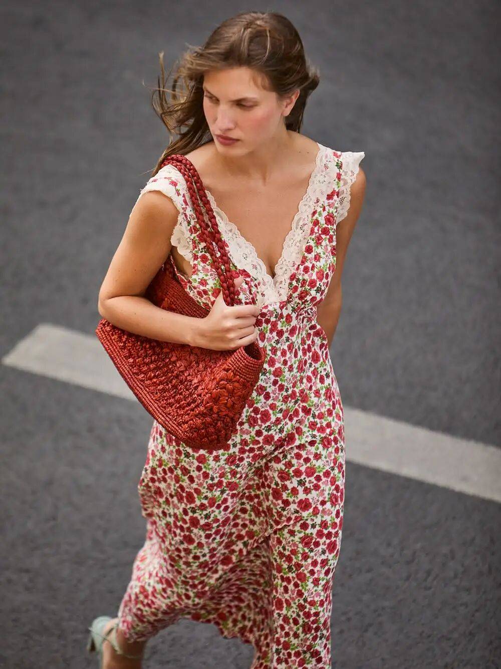 M&ugrave;a h&egrave; n&agrave;y, v&aacute;y tea dress m&agrave; phối c&ugrave;ng "đ&ocirc;i sandal n&agrave;y" th&igrave; vừa xinh vừa sang, n&agrave;ng n&agrave;o diện cũng cuốn- Ảnh 15.