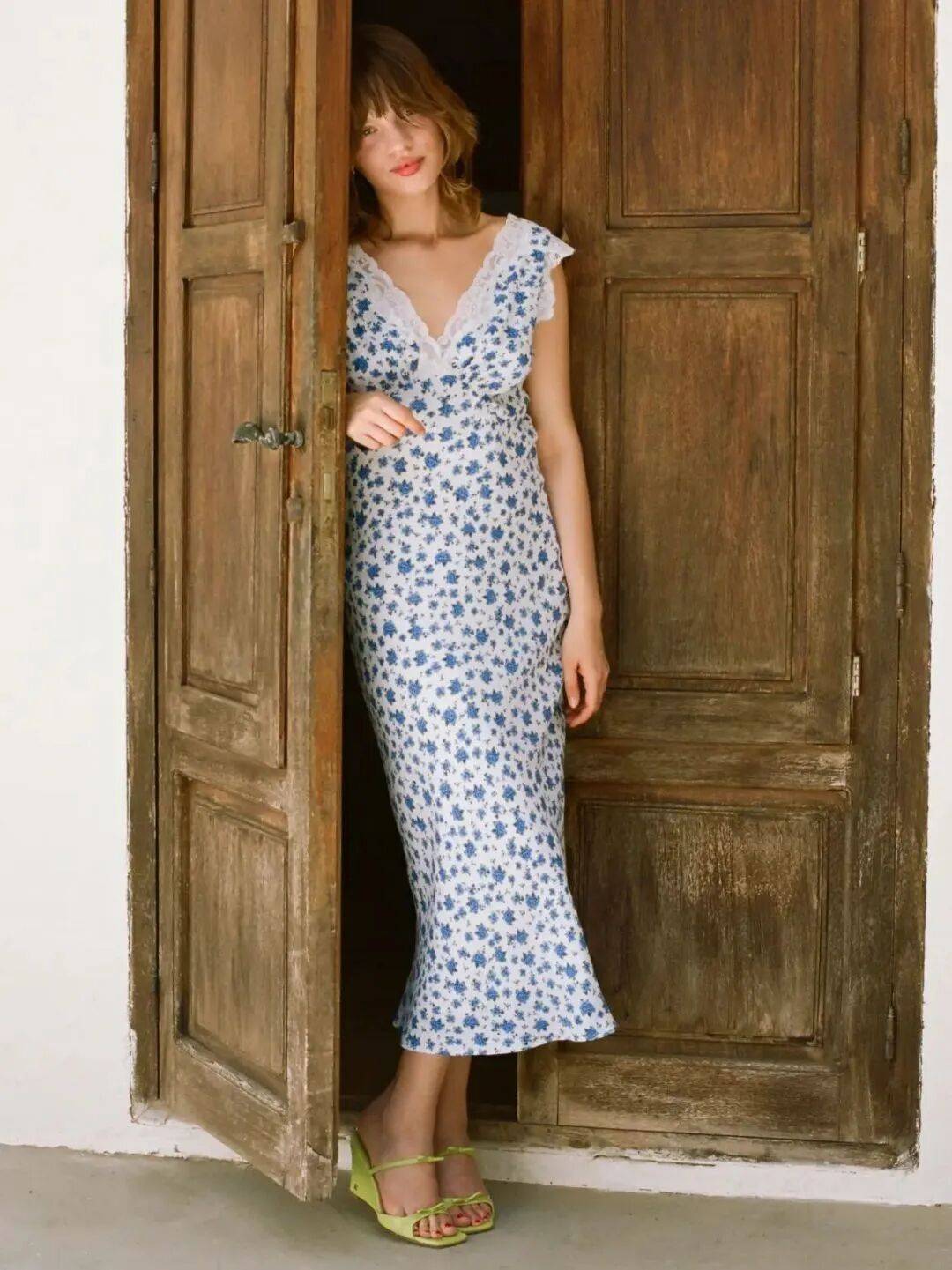M&ugrave;a h&egrave; n&agrave;y, v&aacute;y tea dress m&agrave; phối c&ugrave;ng "đ&ocirc;i sandal n&agrave;y" th&igrave; vừa xinh vừa sang, n&agrave;ng n&agrave;o diện cũng cuốn- Ảnh 11.