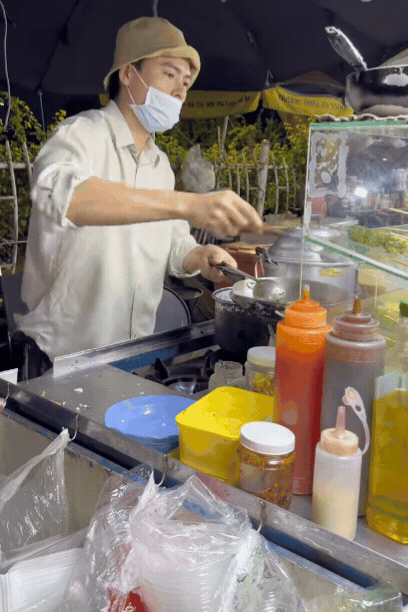 Tổng t&agrave;i số khổ nhất Việt Nam l&agrave; đ&acirc;y: Hết thời phải đi lột vỏ t&ocirc;m, cạo mủ cao su để mưu sinh- Ảnh 2.