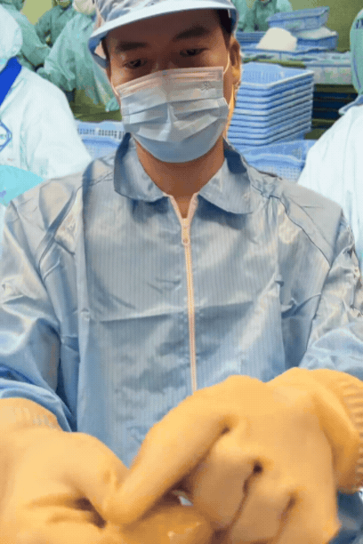 Tổng t&agrave;i số khổ nhất Việt Nam l&agrave; đ&acirc;y: Hết thời phải đi lột vỏ t&ocirc;m, cạo mủ cao su để mưu sinh- Ảnh 3.